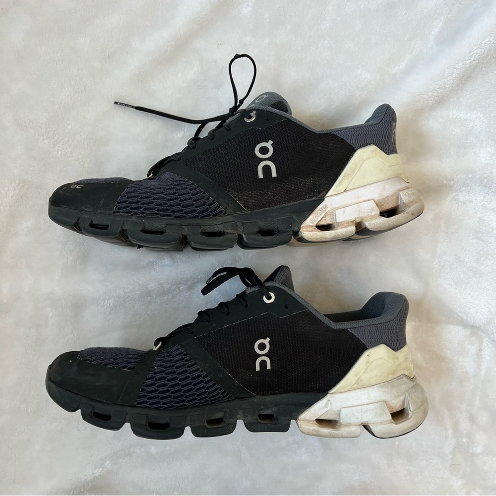 On Running Cloudflyer Men's Black / White Sneakers, Men's Size 10.5 - Picture 3 of 8